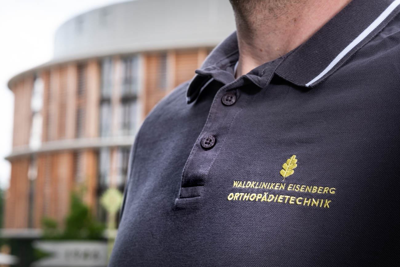 Poloshirt mit Logo Orthopaeditechnik vor Bettenhaus DSF6948